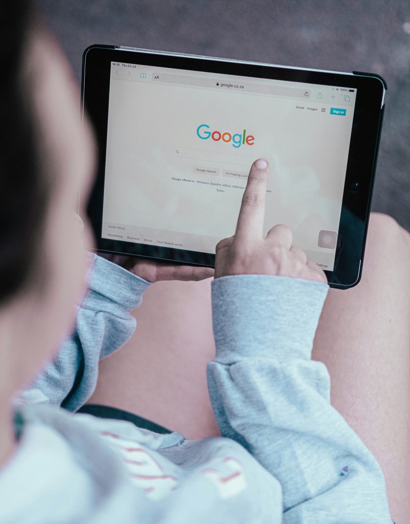 femme faisant une recherche google sur tablette ipad