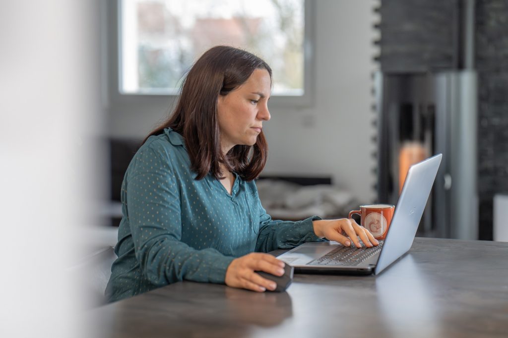 Axelle Creaweb analyse un site internet avec ordinateur